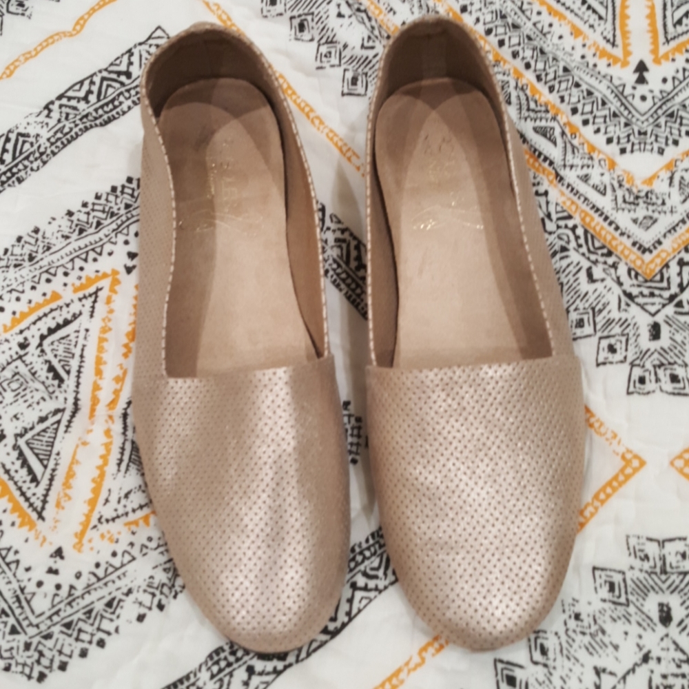 Aerosoles gold metallic flats 10.5
